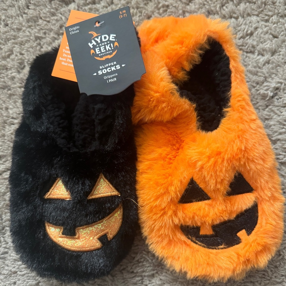 NEW Hyde & EEK Halloween black/orange jack-o-lantern fuzzy slippers: S/M, 5-7